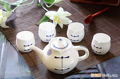 瓷中雅韵，礼拜真情 青花陶瓷茶礼的艺术与温度
